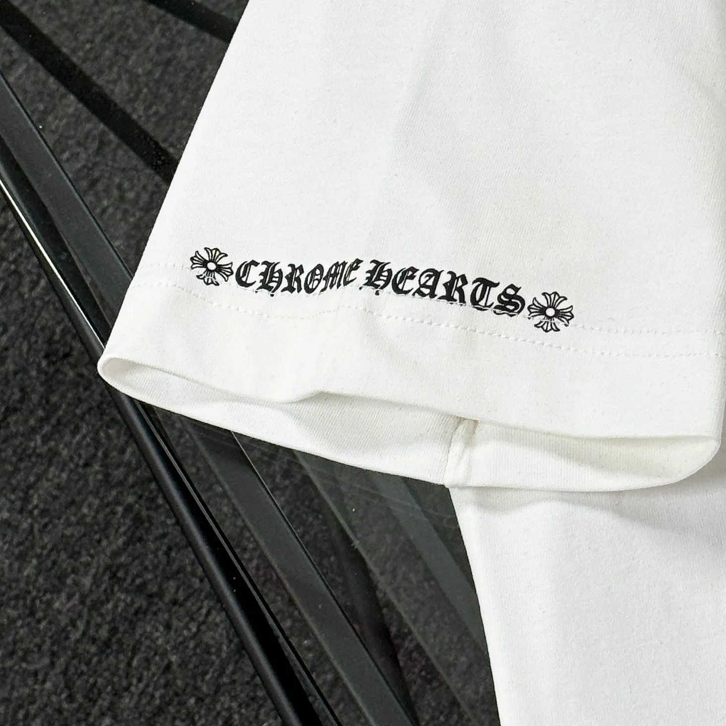 P170 Chrome Hearts Chrome Hearts 25 high-end versions. The fabric is made of 300 grams of high-density pure cotton. It does not deform or shrink. It has three labels. It is the same style for men and women. Technology: Digital printing. Color: White. Black. SIZE: S-XL.